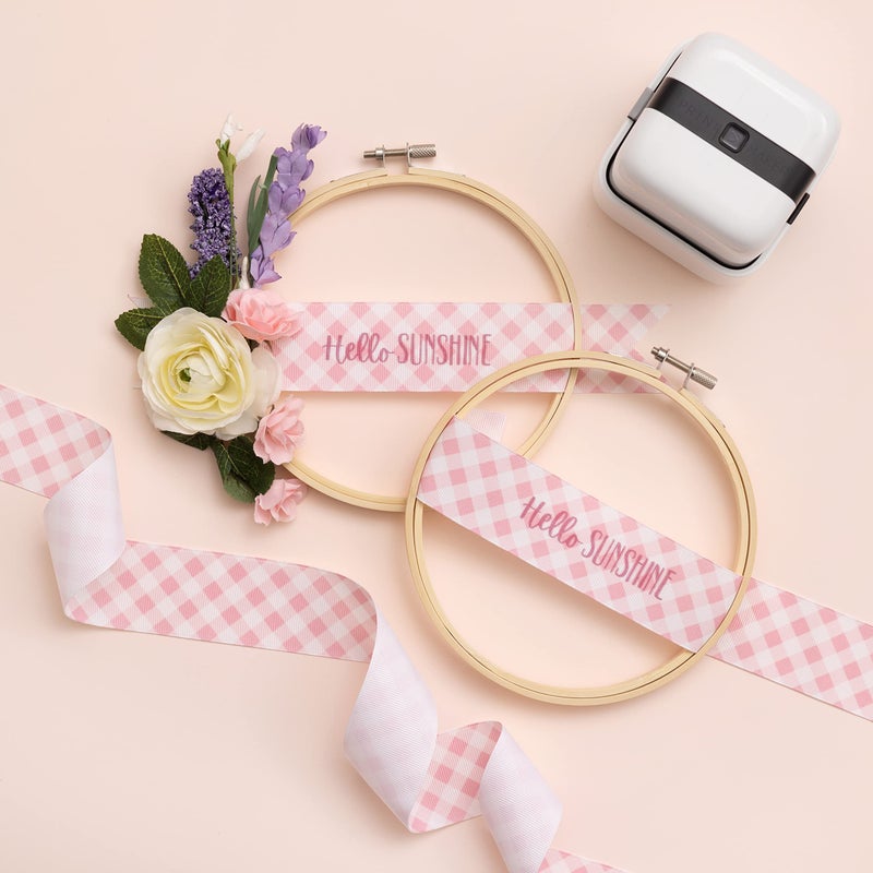 We R Memory Keepers مجموعة وي آر ميموري كيبرز، طابعة محمولة، تتضمن 1 طابعة محمولة، 1 خرطوشة، 1 مقبض ممسحة، 10 ممسحات، 1 كابل شحن واشتراك تصميم مجاني لمدة سنة، لصنع الملصقات، العلامات، والأكثر - Image 3