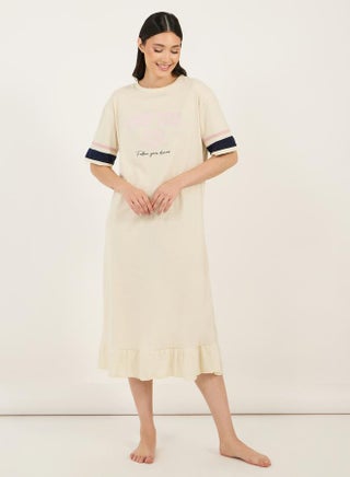 Graphic Print Stripe Sleeves Ruffle Hem Sleep T-Shirt Dress - pzsku/ZB0C9804F60FA0EBD8EEEZ/45/_/1734941403/bdc236ac-5bd3-4f35-a2c5-f4cd526ce891