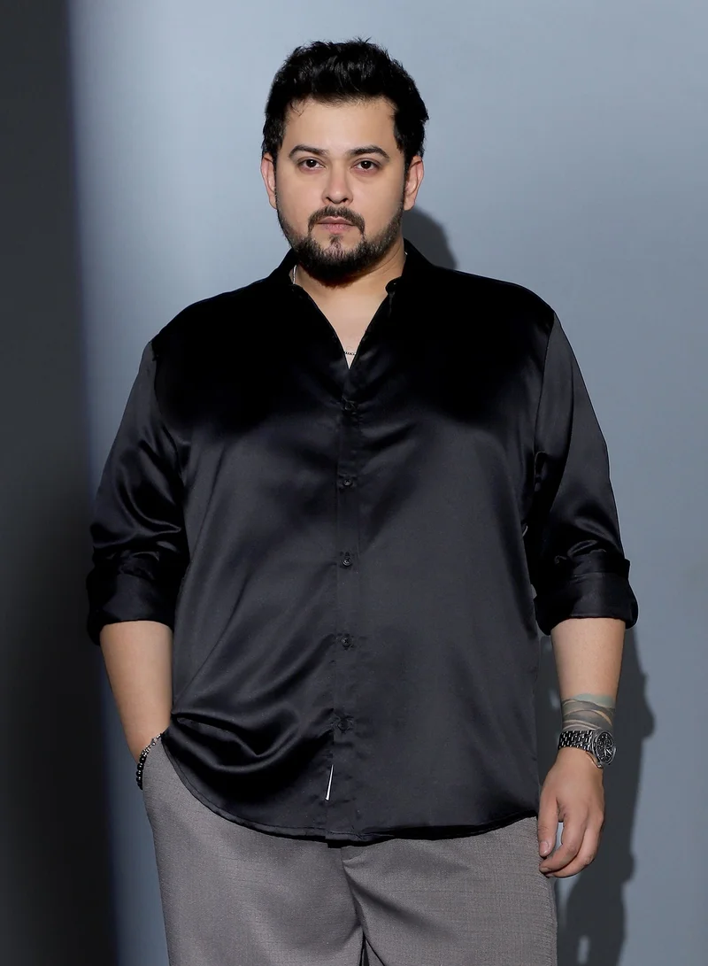 انستافاب بلس قميص رجالي سادة من الساتان إنستافاب بلس بياقة عريضة وأكمام طويلة بأزرار وحافة منحنية.