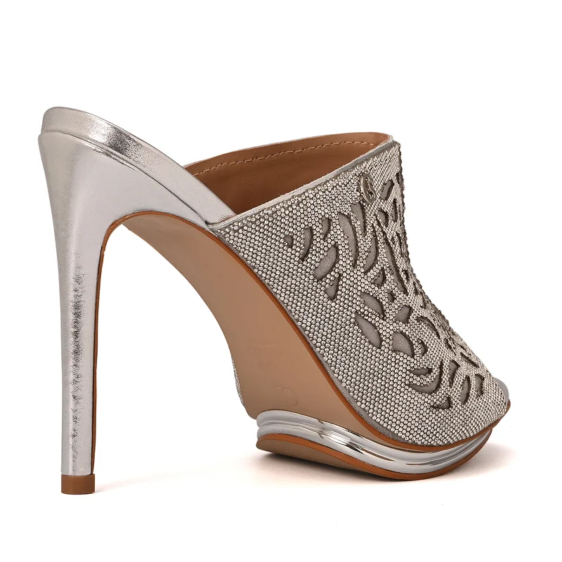 كارمن ستيفنز أحذية مولز بكعب عالٍ بفتحات مقصوصة بالليزر فضي ألومنيوم