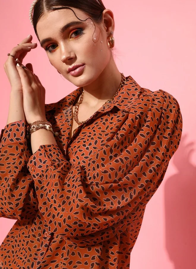 STREET 9 قميص نسائي كاجوال مطبوع شفاف بلون الصدأ