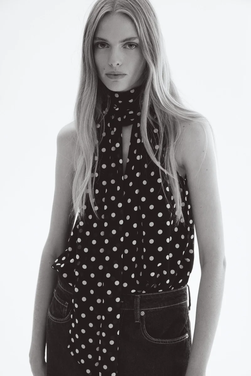 اتش اند ام بلوزة بياقة وشاح