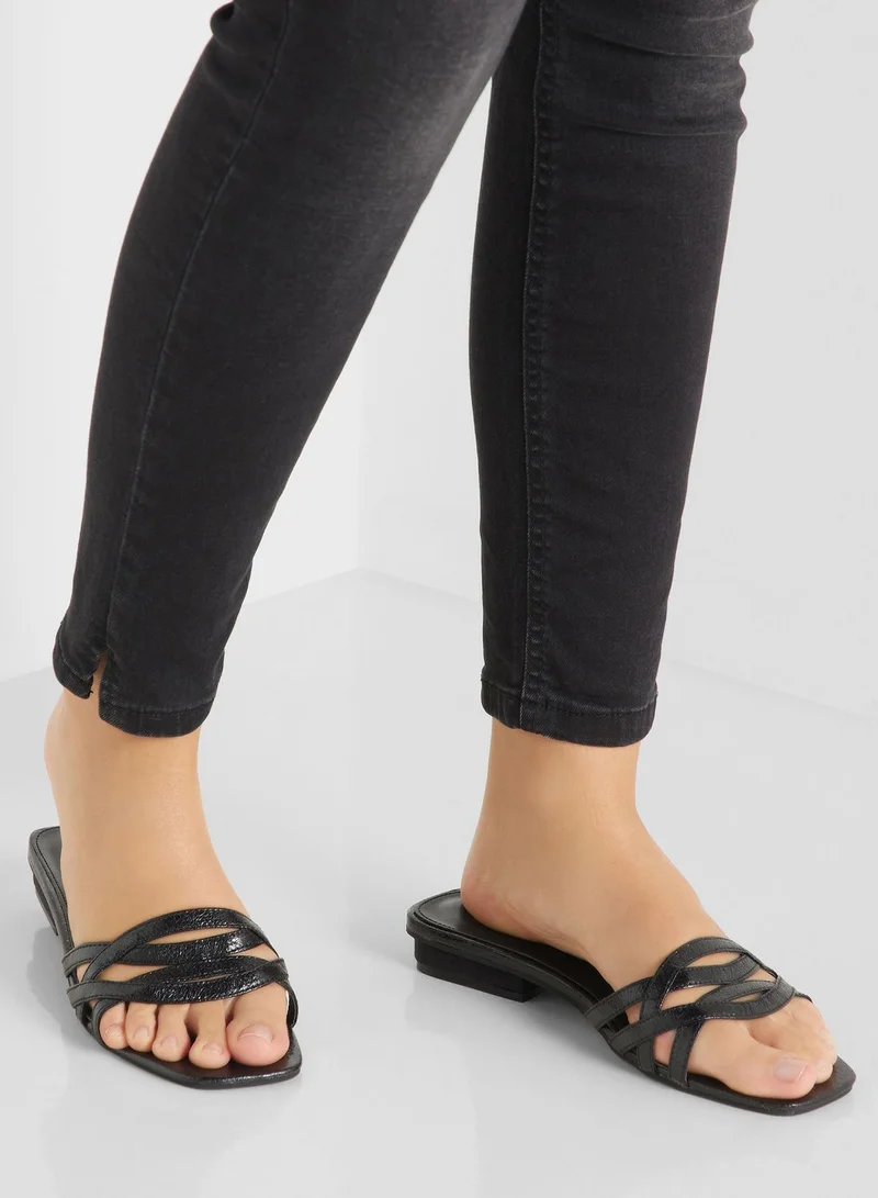 ايلا Crossover Flat Sandals