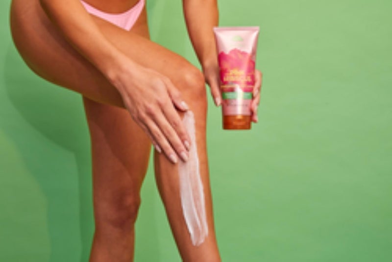 Tree Hut لوشن الجسم المرطب من تري هات - ه hibiscus الوردي | تركيبة السيراميد والسكواليين تساعد في حماية البشرة | ترطيب يدوم طويلاً يجعل البشرة ناعمة ورطبة | 8.5 أونصة سائلة. - Image 2