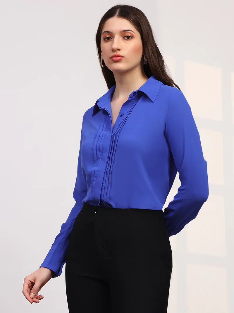 جلو باص قميص نسائي أزرق بياقة عريضة وأكمام بأزرار وحافة مستقيمة وطيات