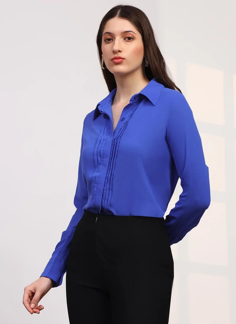 جلو باص قميص نسائي أزرق بياقة عريضة وأكمام بأزرار وحافة مستقيمة وطيات