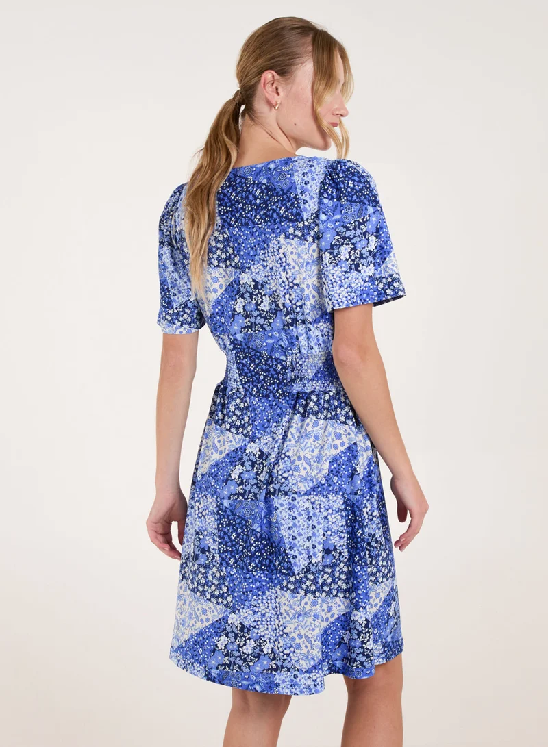 بلو فانيلا فستان قصير بخصر مطاطي وأزرار أمامية وتطريز