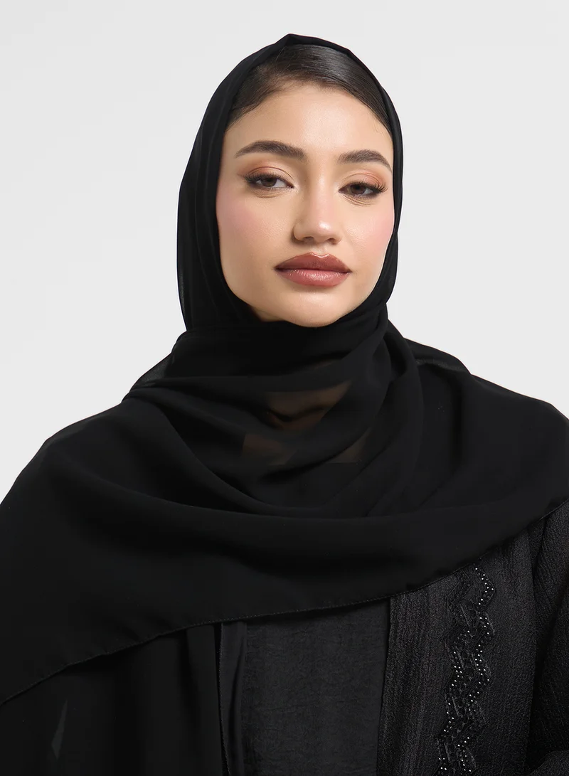 هيا كلوزيت عباية بأكمام واسعة مطرزة بياقة دائرية