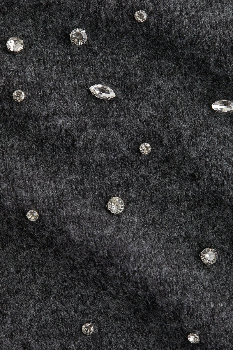 اتش اند ام بلوزة محبوكة وناعمة مزينة بحجر الراين