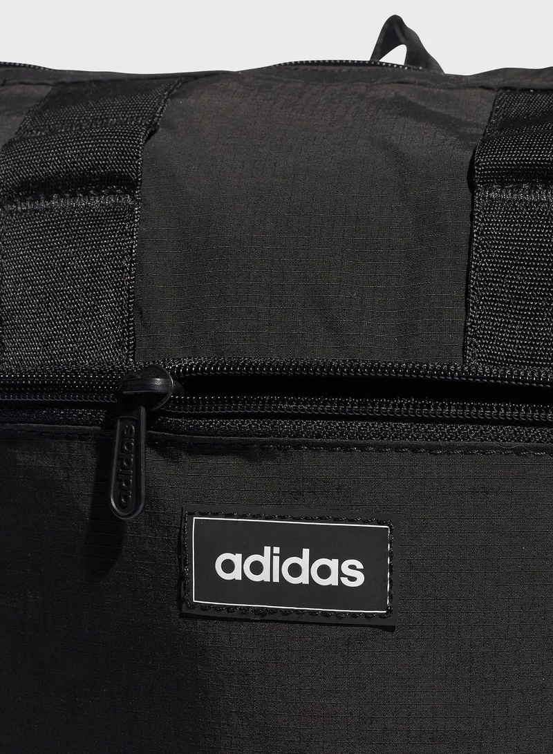 adidas شنطة ظهر متوسطة بشعار الماركة