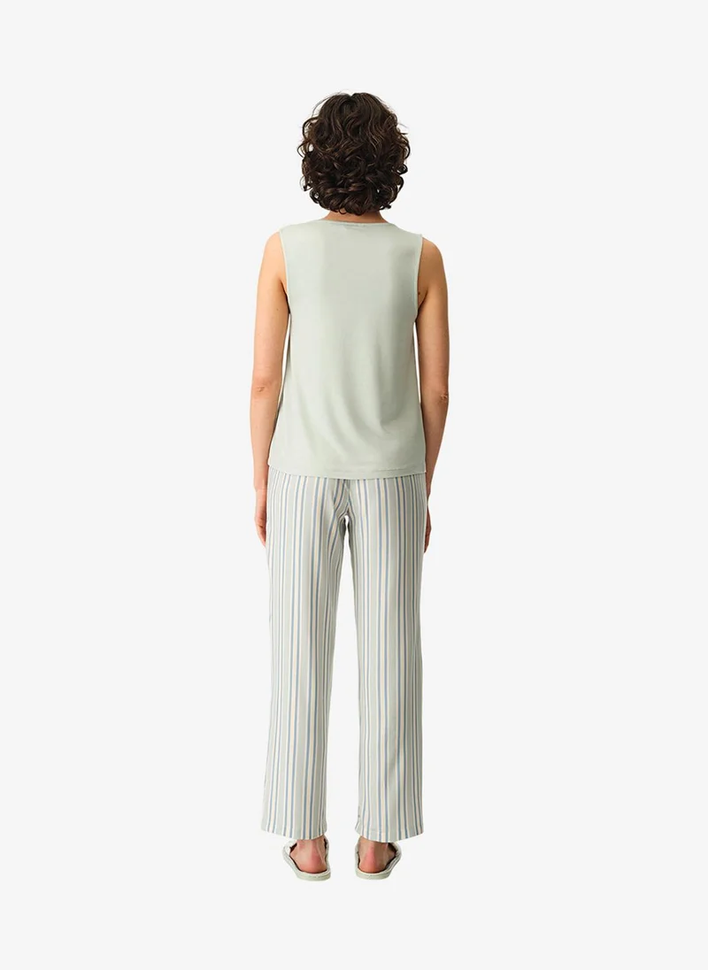 بنتي Women Serenity Solid Light Green Camisole