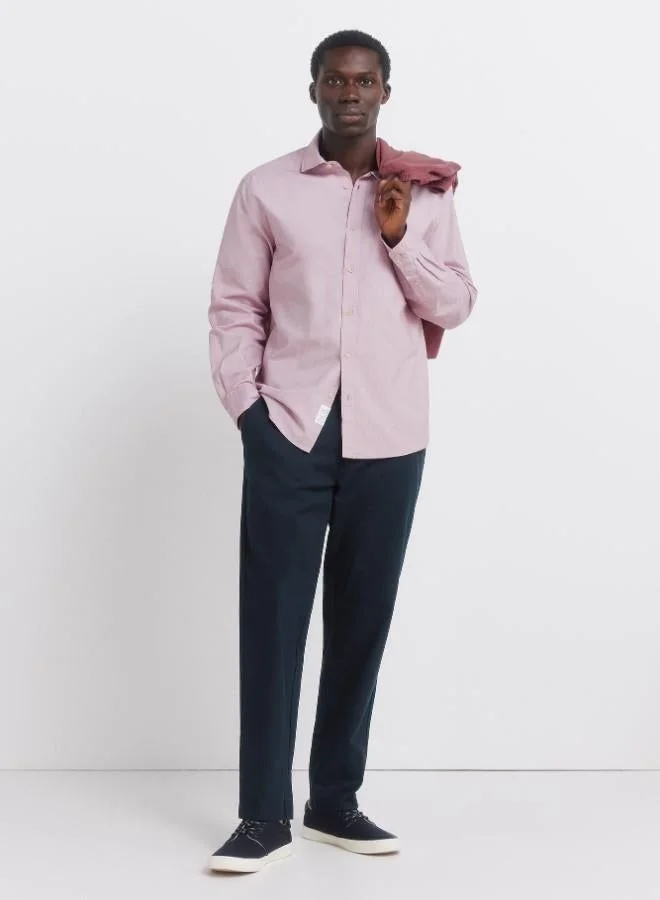 Springfield Regular fit long-sleeved shirt. lightweight oxford fabric yarn-dyed 100% cotton. raw button and striped ribbon on the inner neck for decoration. Springfield logo embroidered in tone.