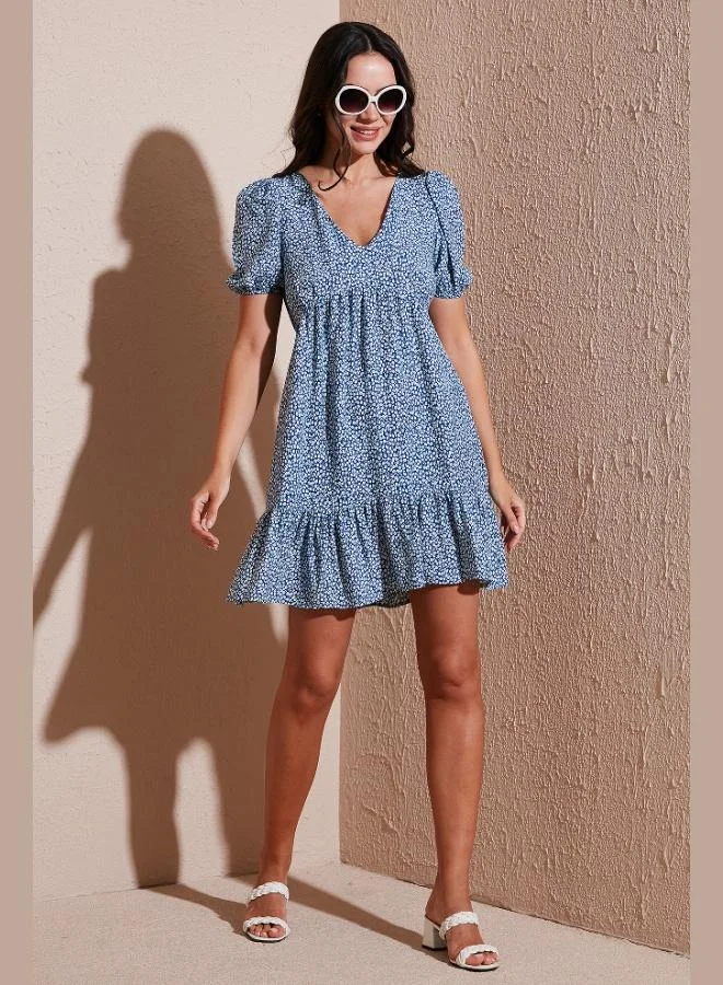 ليلا فستان قصير بنقوش وياقة على شكل حرف  وأكمام بالون من ليلا للنساء