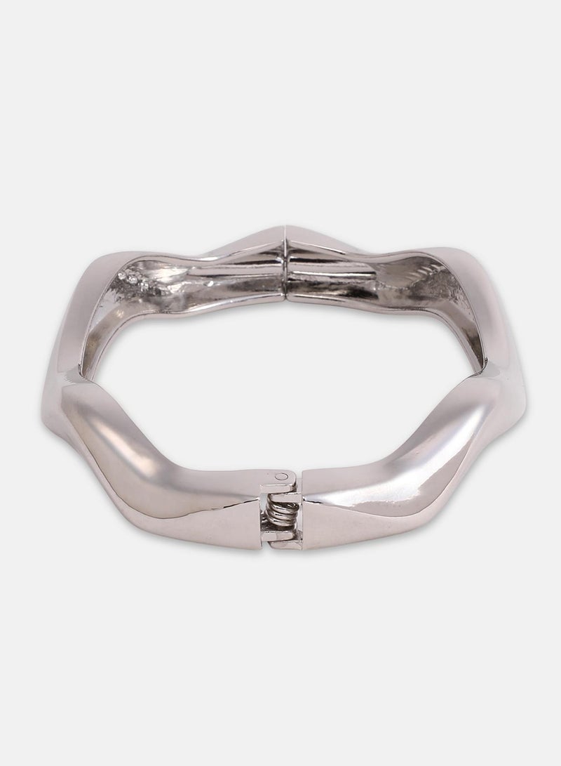 SOHI Women's The Ondra Bangle Bracelet - Image 5