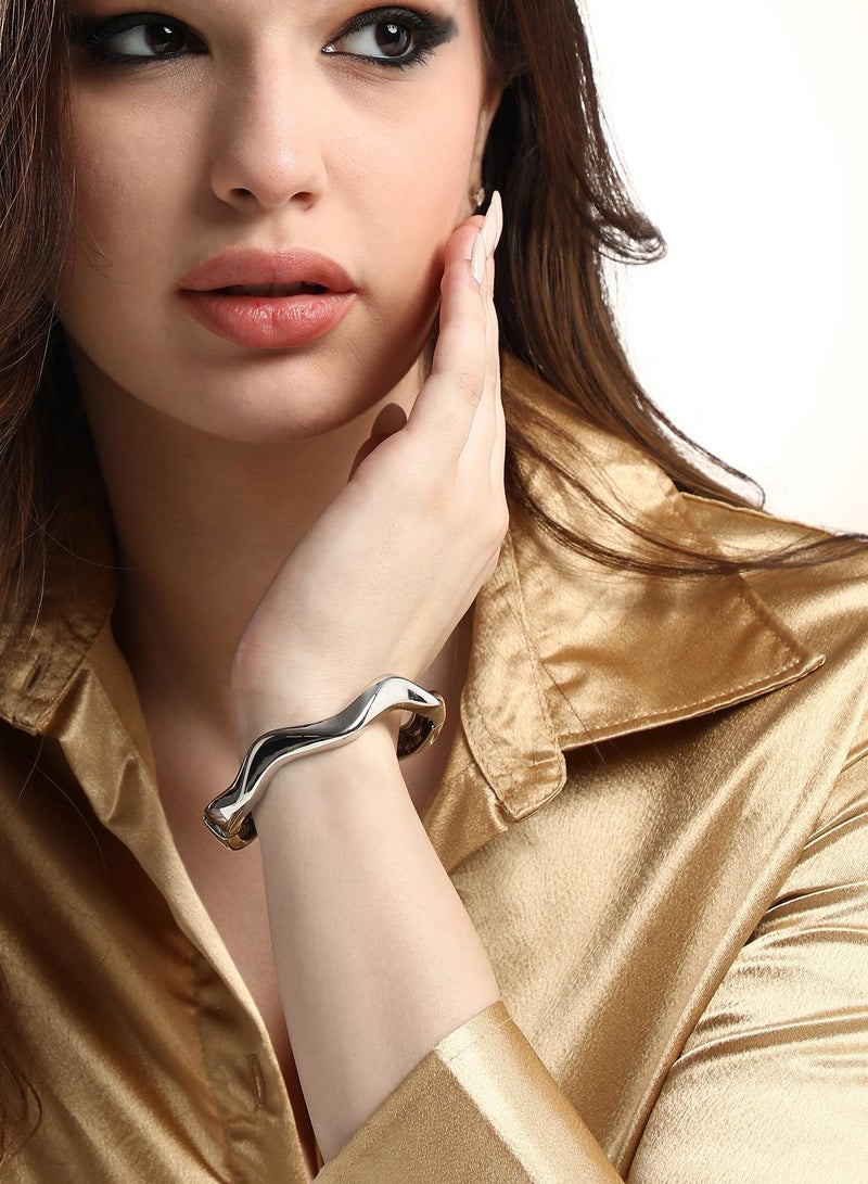 SOHI Women's The Ondra Bangle Bracelet - Image 3