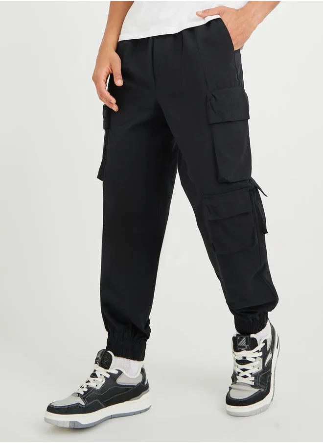 ستايلي Styli Men Black Solid Cotton Twill Utility Relaxed Joggers with Multi Pockets