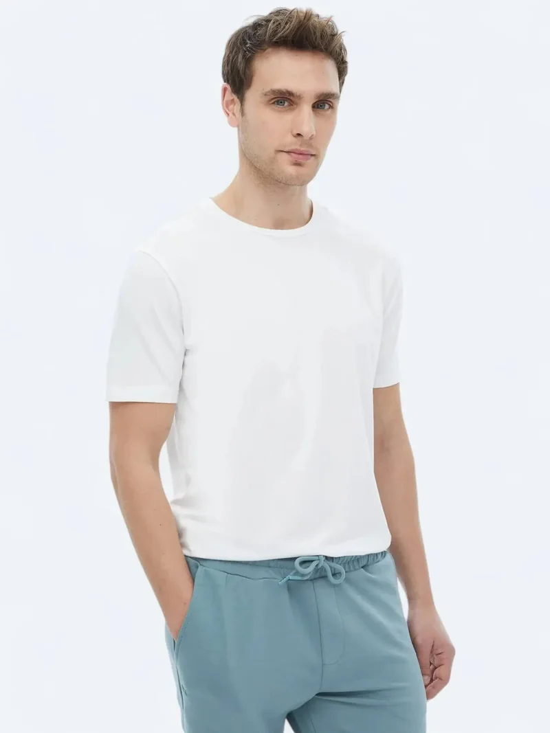 كيب تيشيرت أبيض برقبة دائرية مصنوع من مزيج القطن