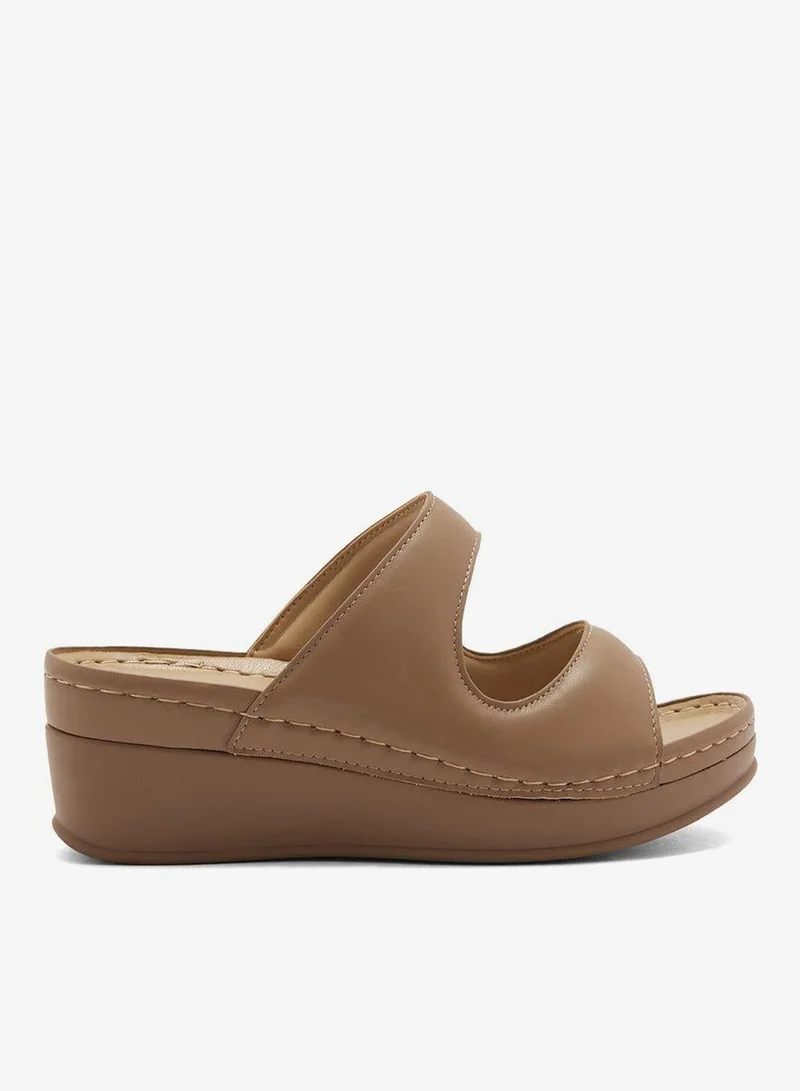 فينتشي صندل بكعب منخفض وأشرطة متعددة