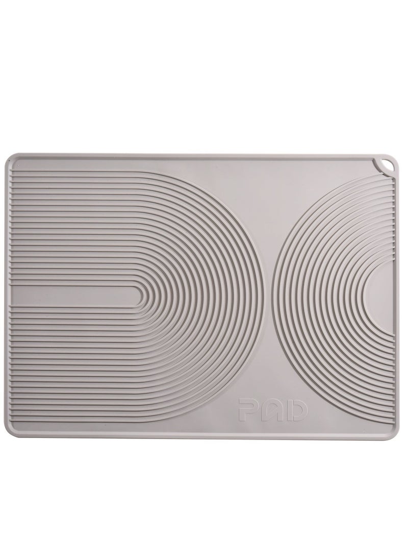 حصيرة سيليكون لتجفيف الصحون – كبيرة الحجم وغير قابلة للانزلاق لسطح المطبخ مع نتوءات مرتفعة لتصريف الماء بسرعة، حصيرة متينة لتجفيف الأواني (رمادي، 40×55 سم) - Image 1