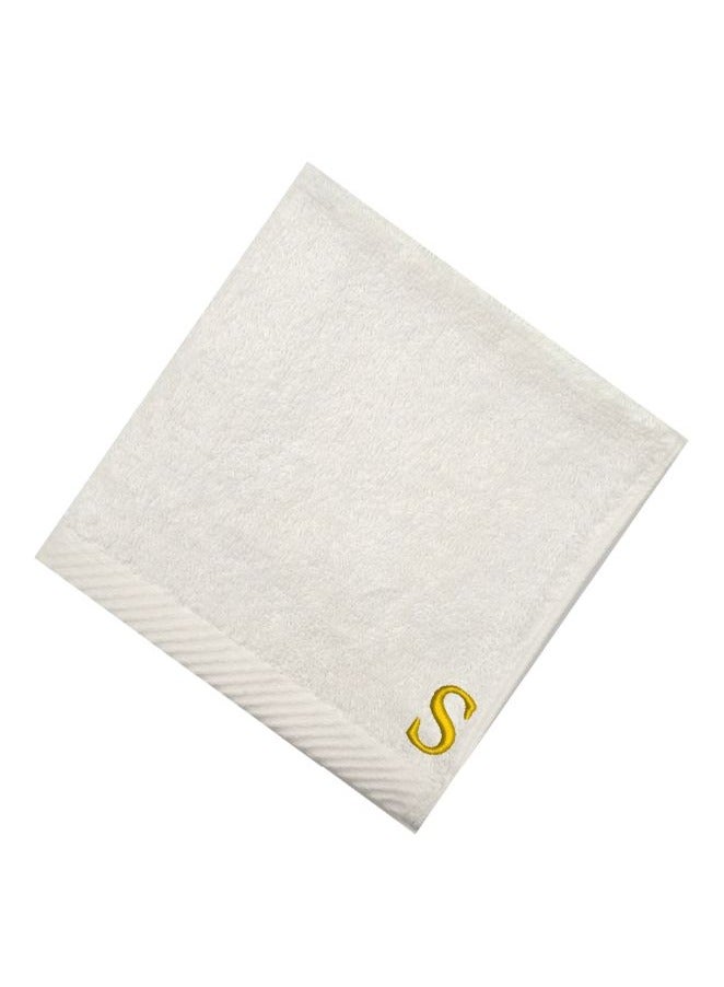 BYFT منشفة وجه مخصصة لك (بيضاء) مطرزة بالأحرف الأولى (33 × 33 سم - مجموعة من 6) 100% قطن، ماصة وسريعة الجفاف، أقمشة حمام عالية الجودة - 600 جرام خيط ذهبي حرف "S" - Image 3