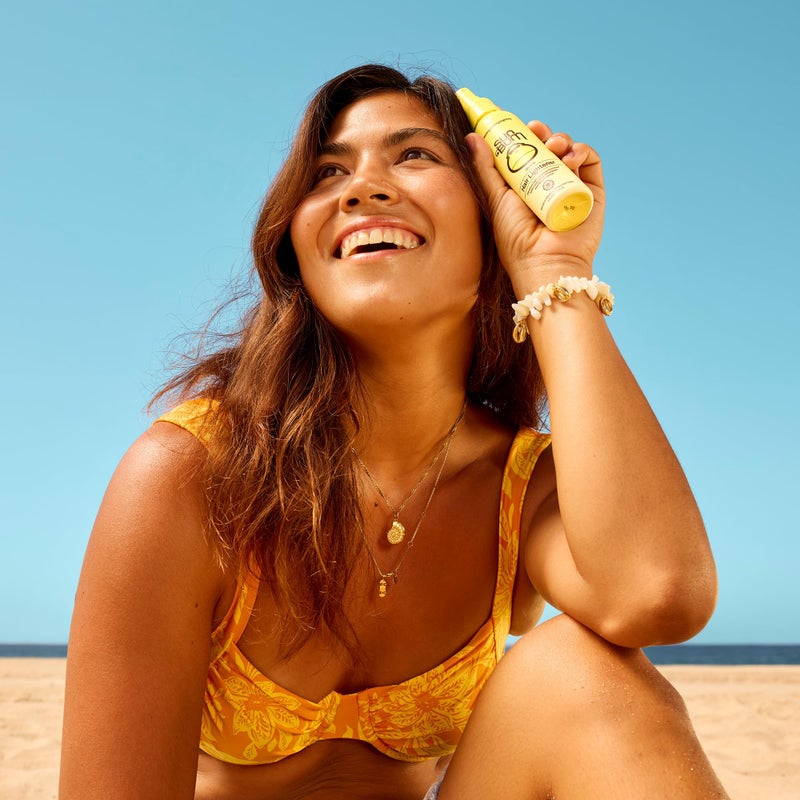 Sun Bum مجموعة السفر لتفتيح وتوحيد لون الشعر من صن بوم - مبيض للشعر الأشقر ومعزز للون - يعزز لون الشعر ولمعانه بينما يحيّد الألوان النحاسية - حماية من الأشعة فوق البنفسجية - نباتي وخالي من التجارب على الحيوانات (4 أونصات، 1.5 أونصة سائلة) - Image 2