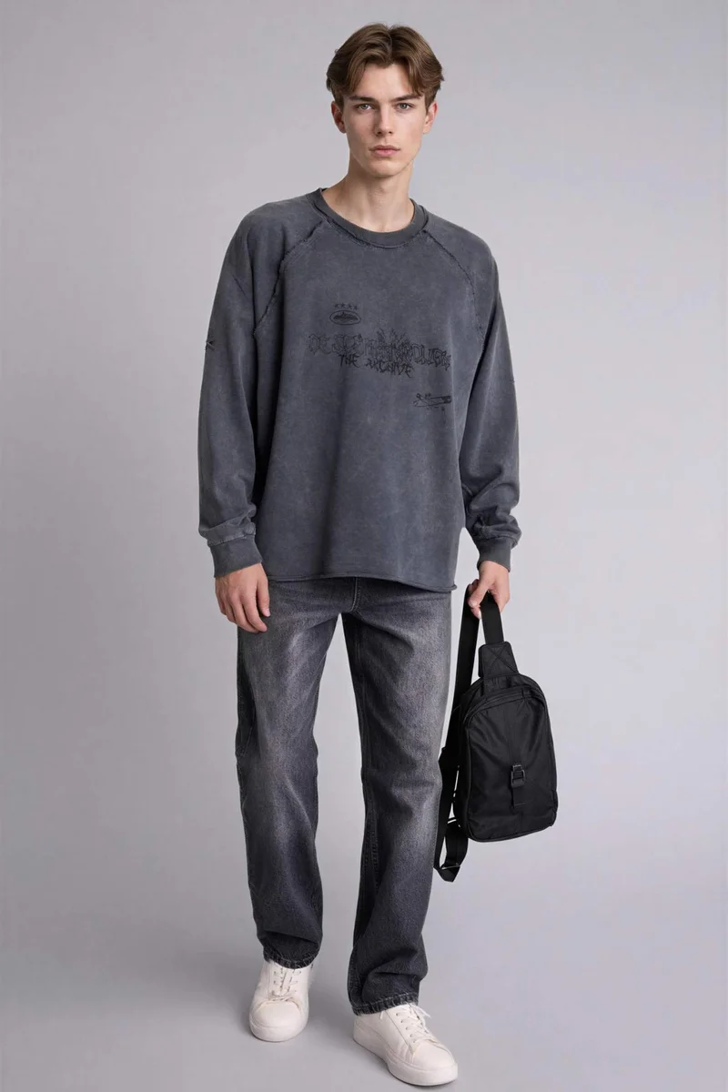 ديفاكتو Boxy Fit Long Sleeve Sweatshirt