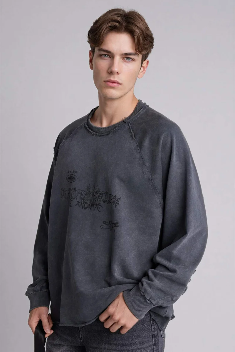 ديفاكتو Boxy Fit Long Sleeve Sweatshirt