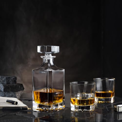 QUEENSTONE LEAD FREE طقم زجاجة ويسكي سعة 25 أونصة مربع مع زجاجتين في صندوق، طقم زجاجة للويسكي، طقم زجاجة نبيذ ويسكي مناسب للرجال والنساء والآباء وزملاء العمل والعشاق - Image 2