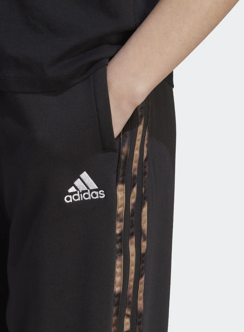 adidas بنطال جوغر مزين بـ 3 خطوط ونقوش