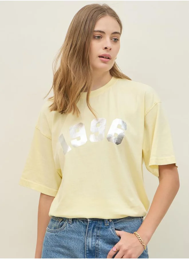 ستايلي Acid Washed 1998 Foil Slogan Print Oversized T-Shirt