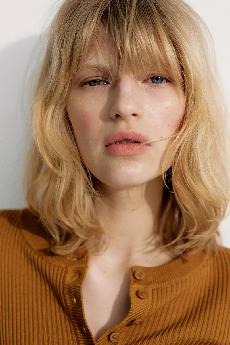 اتش اند ام بلوزة محبوكة من نسيج مرن