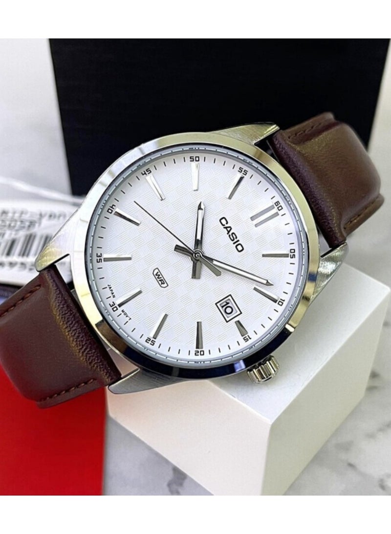كاسيو ساعة كاسيو رجالية بسوار جلدي MTP-VD03L-5AUDF – ميناء أبيض مع سوار جلدي بني بتصميم نحيف وعرض للتاريخ ومقاومة للماء - Image 2