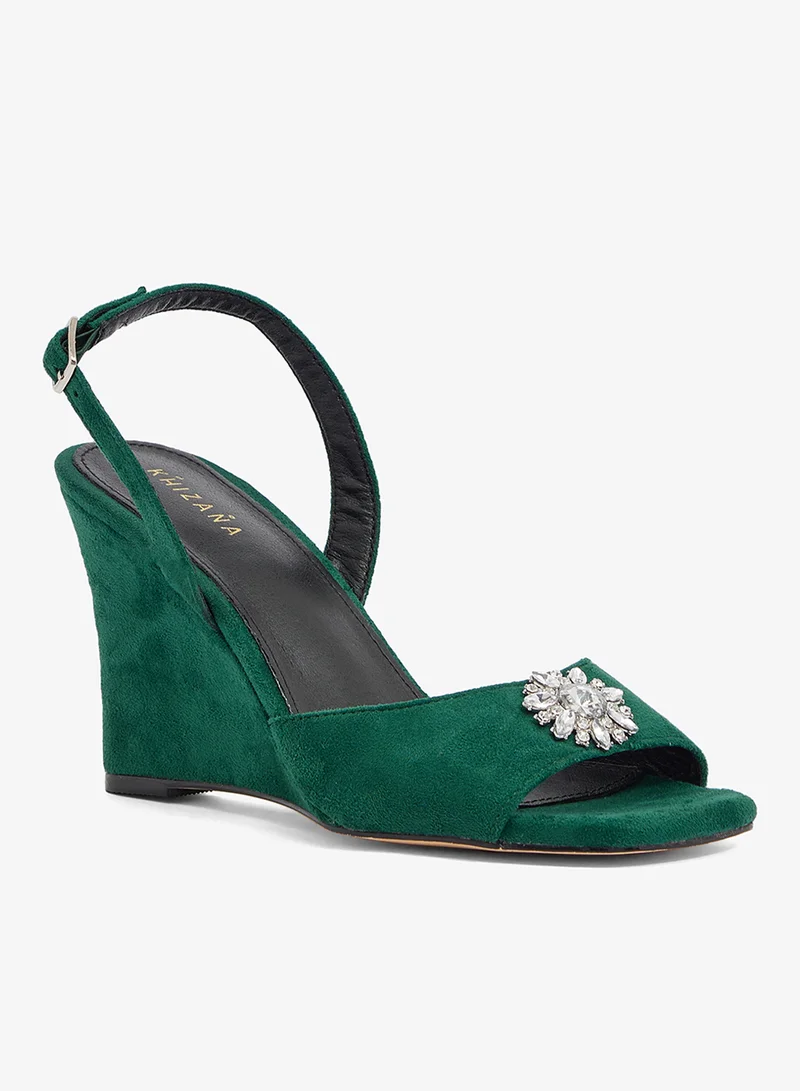 خزانة صندل إسفين أخضر زمردي ببروش زهرة كريستالية وحزام خلفي