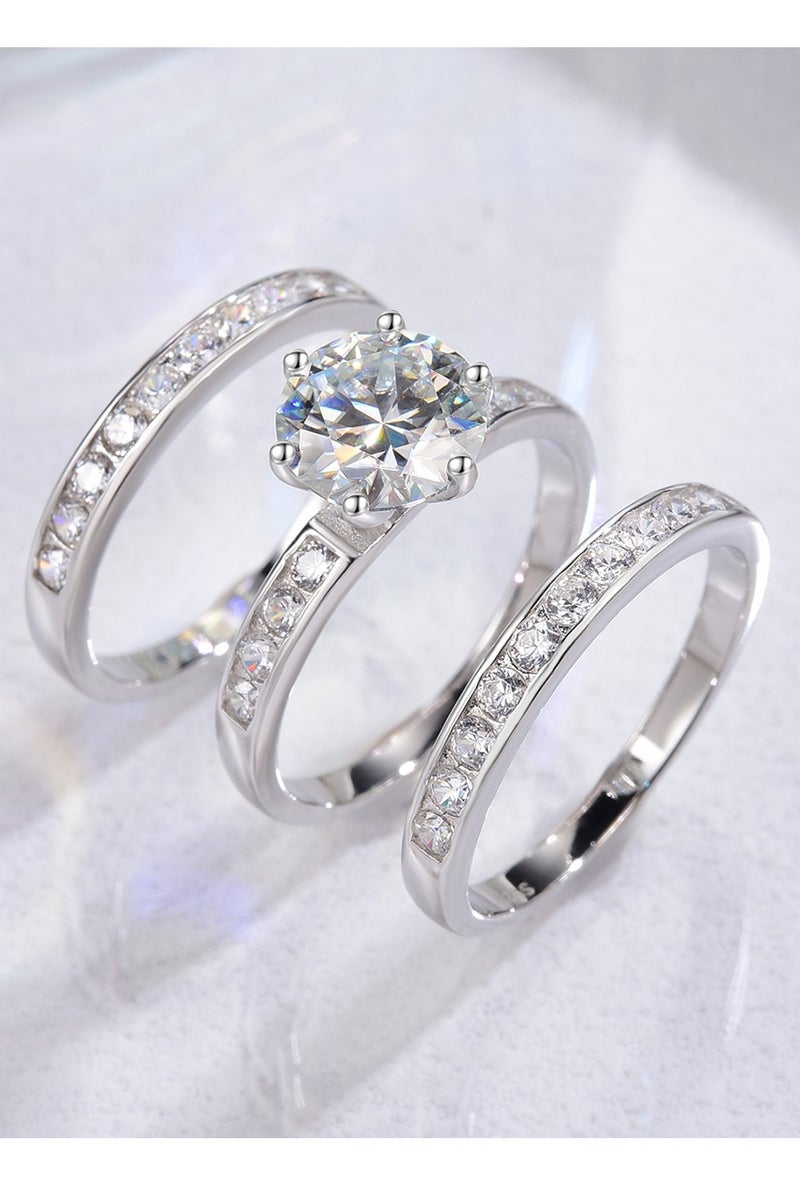 روماد مجموعة خواتم أنيقة مطلية بالذهب الأبيض مرصعة بفص ألماسي لامع في الوسط مع أحجار زركون جانبية تضفي لمسة فاخرة. - Image 2