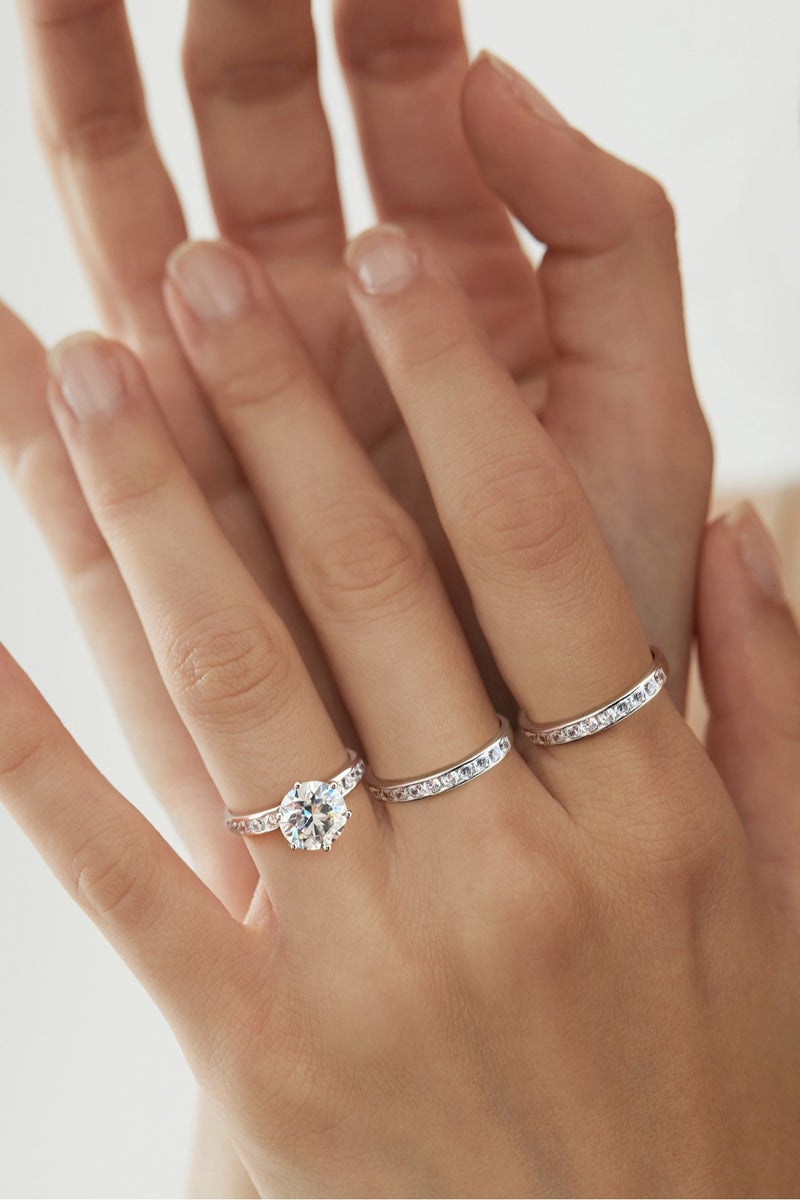 روماد مجموعة خواتم أنيقة مطلية بالذهب الأبيض مرصعة بفص ألماسي لامع في الوسط مع أحجار زركون جانبية تضفي لمسة فاخرة. - Image 5