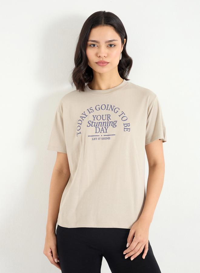 ستايلي تيشيرت مطبوع بشعار ستايلي بقصة عادية - Image 3