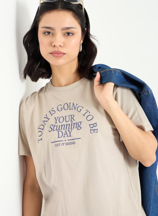 ستايلي تيشيرت مطبوع بشعار ستايلي بقصة عادية - Image 4