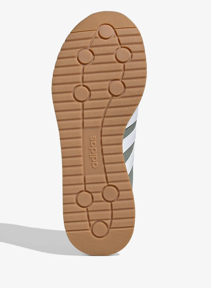 اديداس ركض  .