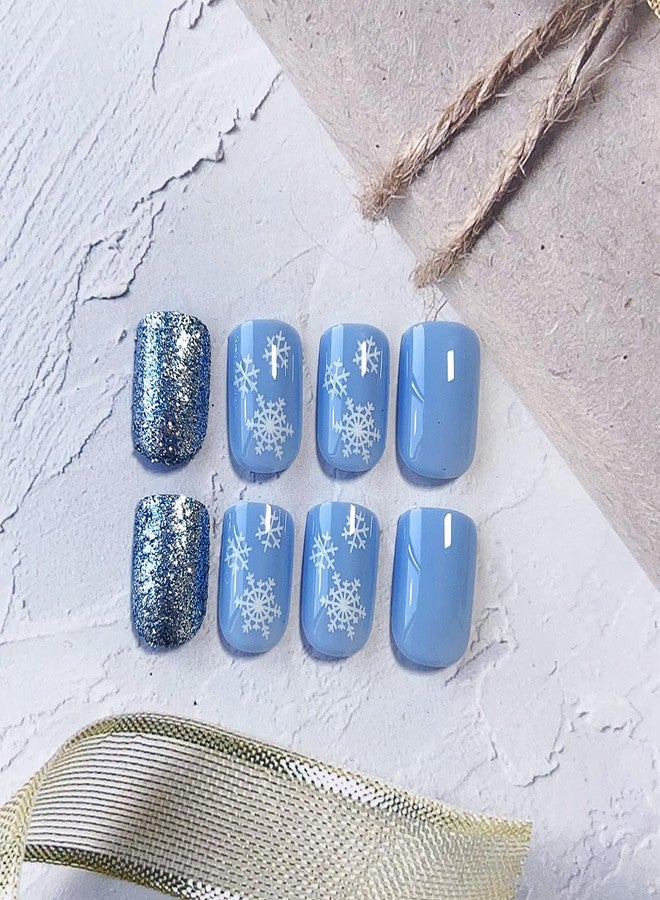 أظافر عيد الميلاد الاصطناعية القصيرة المربعة الزرقاء مع تصميمات رقاقات الثلج لامعة لامعة تغطي كامل الأظافر أظافر عيد الميلاد الاصطناعية أظافر أكريليك لاصقة للأظافر للنساء زينة الأظافر 24 قطعة - Image 3