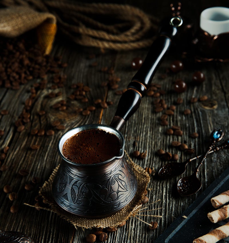 DEMMEX إبريق القهوة التركي اليوناني العربي من ديمكس، أثخن إبريق قهوة نحاسي، صانع قهوة على الموقد، جازوي إيبريك بريكي مع مقبض خشبي وملعقة، محفور يدويًا (نحاس عتيق، 9 أونصات) - Image 3