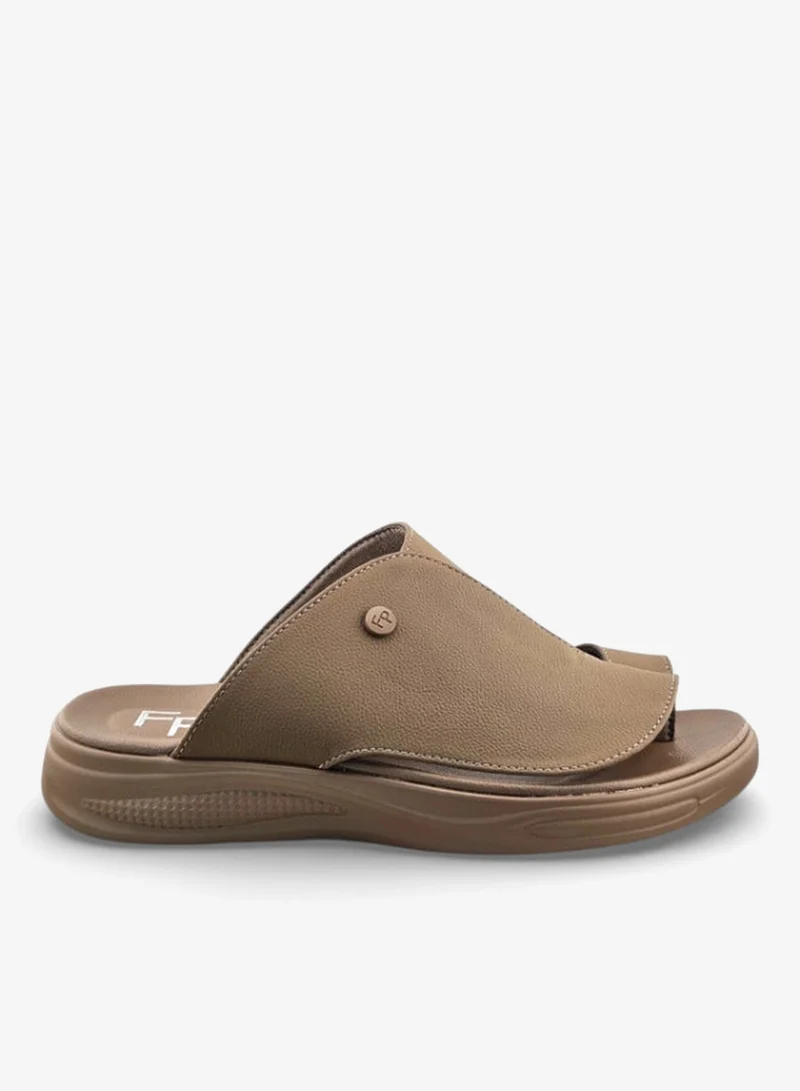 إف بي باي فوتبرينت نوماد إيز صندل رجالي مريح وفاخر | دعم وراحة طوال اليوم