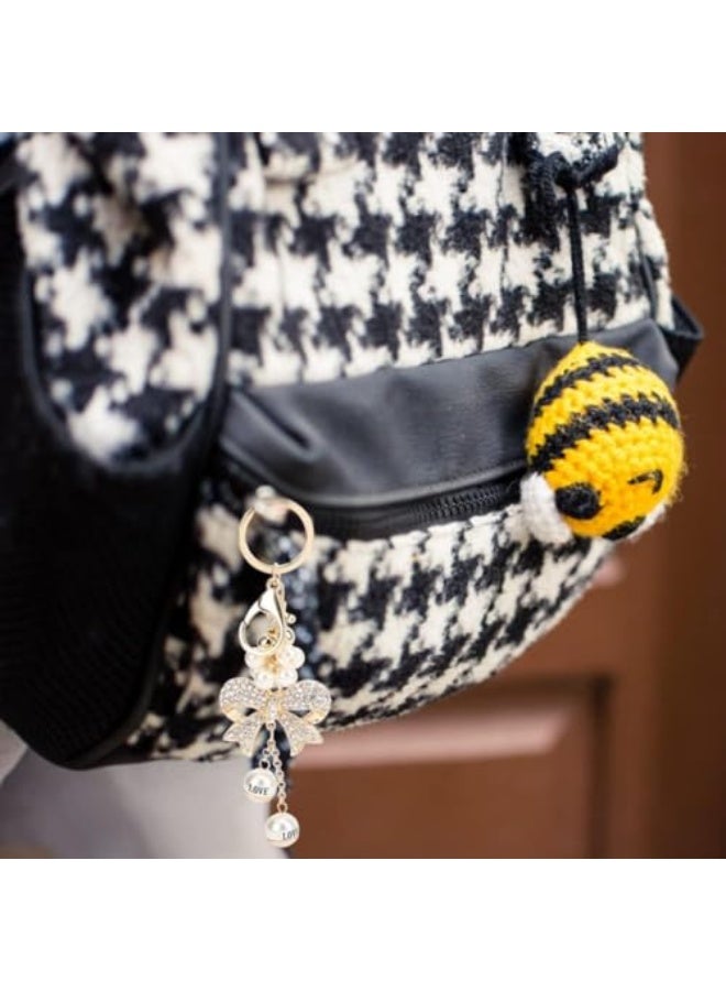 أزونى 2 قطعة سلسلة مفاتيح مزينة بالأحجار الكريمة، حلية دبابيس من سبيكة على شكل رباط مع لؤلؤة، هدية للنساء والفتيات، حلية فريدة لحقائب اليد - Image 2