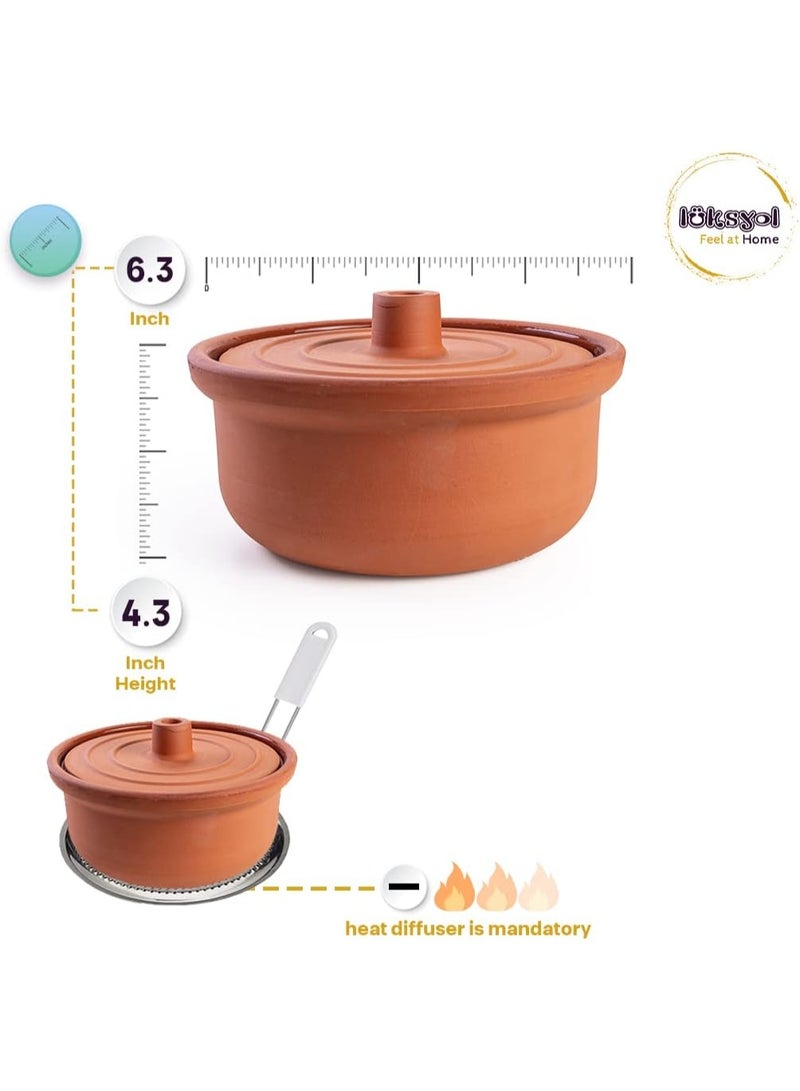 لوكسيول قدر طهي طيني من لوكس يول – صناعة يدوية تركية من طين طبيعي 100٪ – صديق للبيئة وآمن للفرن والميكروويف وغسالة الصحون – متوفر بألوان طبيعي، أزرق، بني، أسود، أخضر، تركواز – بأربعة مقاسات: طول 9 سم بقطر 20، طول 12 بقطر 24، طول 14 بقطر 27، طول 16 بقطر 31 سم – مثالي للطهي الصحي والمتوازن: حساء، يخنة، طاجن، أطباق جانبية ومقبلات – يحافظ على نكهة وحرارة الطعام – مقاوم للتشقق والصدمات – خالٍ من المواد الكيميائية و BPA – مادة طينية صحية، تدعم نمط الحياة المستدام – تصميم أنيق يناسب المطابخ العصرية أو التقليدية – هدية فاخرة لحفلات الزفاف أو دبيج المنزل أو لمحبي الطهي – ماركة لوكس يول مصنوعة بحرفية عالية وطابع تراثي تركي – قدر يتمتع بمتانة تدوم وجمال ألوان طبيعية - Image 4