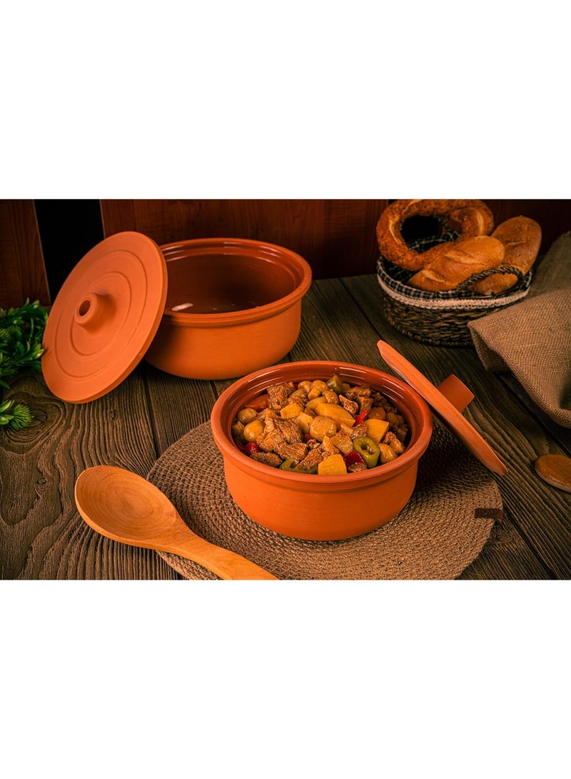 لوكسيول قدر طهي طيني من لوكس يول – صناعة يدوية تركية من طين طبيعي 100٪ – صديق للبيئة وآمن للفرن والميكروويف وغسالة الصحون – متوفر بألوان طبيعي، أزرق، بني، أسود، أخضر، تركواز – بأربعة مقاسات: طول 9 سم بقطر 20، طول 12 بقطر 24، طول 14 بقطر 27، طول 16 بقطر 31 سم – مثالي للطهي الصحي والمتوازن: حساء، يخنة، طاجن، أطباق جانبية ومقبلات – يحافظ على نكهة وحرارة الطعام – مقاوم للتشقق والصدمات – خالٍ من المواد الكيميائية و BPA – مادة طينية صحية، تدعم نمط الحياة المستدام – تصميم أنيق يناسب المطابخ العصرية أو التقليدية – هدية فاخرة لحفلات الزفاف أو دبيج المنزل أو لمحبي الطهي – ماركة لوكس يول مصنوعة بحرفية عالية وطابع تراثي تركي – قدر يتمتع بمتانة تدوم وجمال ألوان طبيعية - Image 2