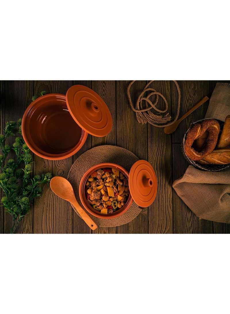 لوكسيول قدر طهي طيني من لوكس يول – صناعة يدوية تركية من طين طبيعي 100٪ – صديق للبيئة وآمن للفرن والميكروويف وغسالة الصحون – متوفر بألوان طبيعي، أزرق، بني، أسود، أخضر، تركواز – بأربعة مقاسات: طول 9 سم بقطر 20، طول 12 بقطر 24، طول 14 بقطر 27، طول 16 بقطر 31 سم – مثالي للطهي الصحي والمتوازن: حساء، يخنة، طاجن، أطباق جانبية ومقبلات – يحافظ على نكهة وحرارة الطعام – مقاوم للتشقق والصدمات – خالٍ من المواد الكيميائية و BPA – مادة طينية صحية، تدعم نمط الحياة المستدام – تصميم أنيق يناسب المطابخ العصرية أو التقليدية – هدية فاخرة لحفلات الزفاف أو دبيج المنزل أو لمحبي الطهي – ماركة لوكس يول مصنوعة بحرفية عالية وطابع تراثي تركي – قدر يتمتع بمتانة تدوم وجمال ألوان طبيعية - Image 3