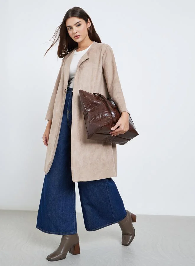 ستايلي معطف طويل بمظهر الشمواه وأزرار حلقيّة