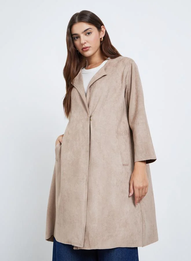 ستايلي معطف طويل بمظهر الشمواه وأزرار حلقيّة