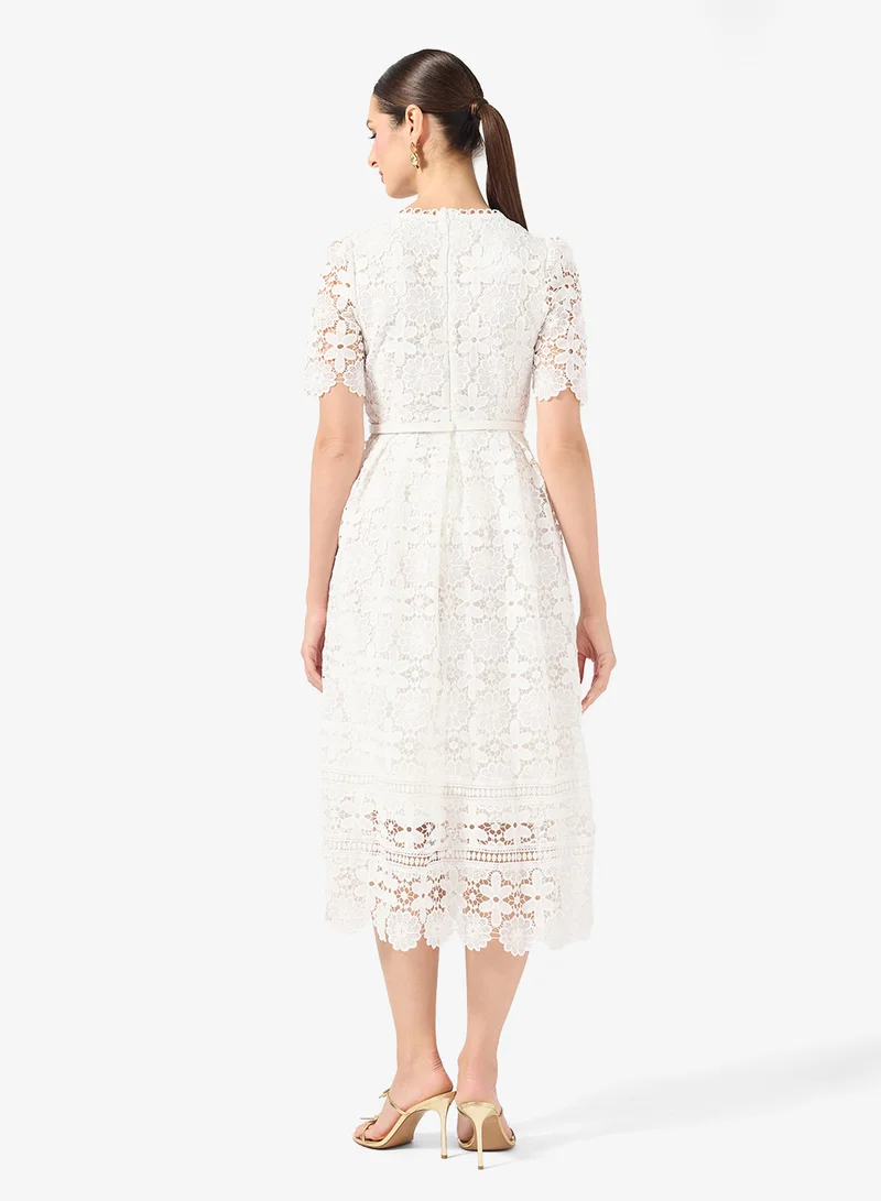 ايلا فستان دانتيل بقصة