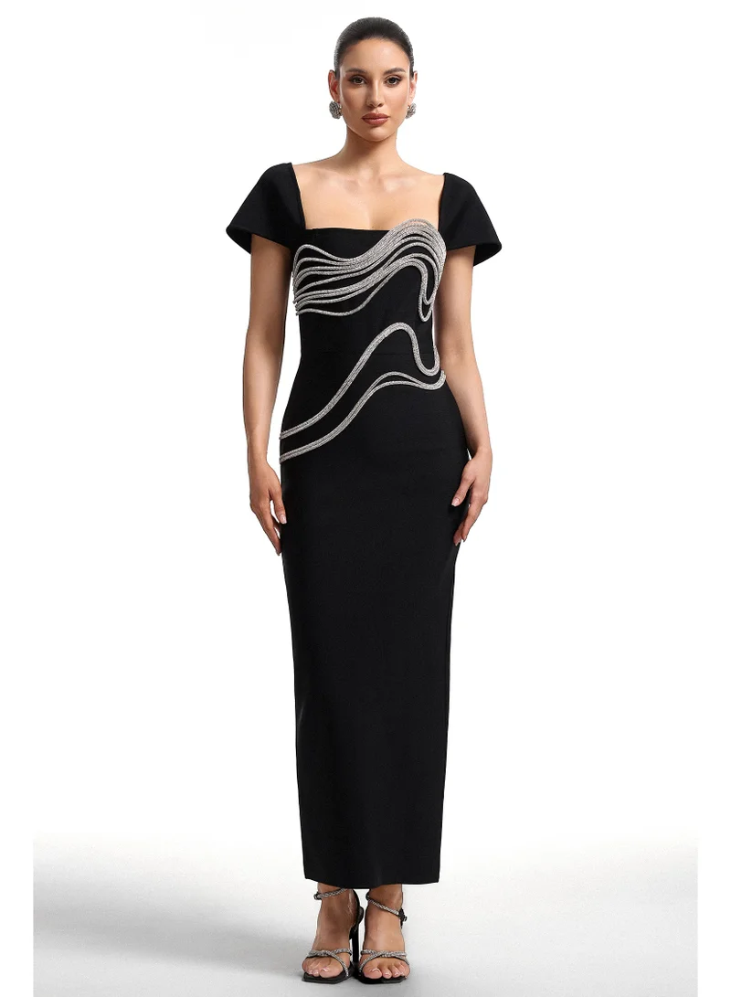 بيلا بارنيت فستان ماكسي ضيق بياقة منخفضة ومزين بأحجار الراين من فاكو