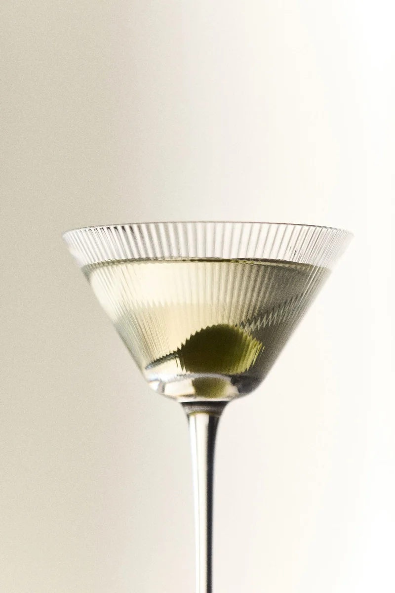 اتش اند ام كؤوس للعصير بتصميم مخدد - عبوة من 4 قطعة